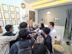agen-ms-glow-payakumbuh-gustina-salim-saat-diwawancarai-wartawan.jpg