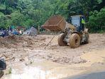 alat-berat-bekerja-bersihkan-badan-jalan-yang-menimbu.jpg