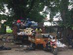 anggota-kebersihan-kota-padang-sedang-memilah-sampah-organik-dan-non-organik.jpg