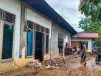 arga-membersihkan-rumah-pasca-terdampak-banjir-di-palarik-padang-sumbar-kamis-1982021.jpg