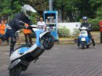 atraksi-freestyle-menggunakan-motor-listrik-di-padang-minggu-24112019.jpg