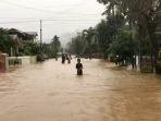 banjir-diarai-pinang-kecamatan-lubuk-begalung-kota-padang-sumbar-selasa-24112020.jpg