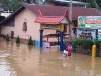 banjir-menggenangi-pemukiman-penduduk-di-kota-solok-sumatera-barat-selasa-1212021.jpg