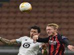 bek-ac-milan-simon-kjaer-kanan-memperebutkan-bola.jpg