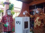 calon-gubernur-sumbar-mahyeldi-melakukan-pencoblosan-di-tps-007.jpg