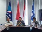 calon-gubernur-sumbar-mulyadi-tengah-menggelar-konferensi-pers.jpg