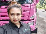 devi-stefany-berfoto-dengan-truk-pinknya.jpg