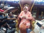 ekspresi-wali-kota-surabaya-tri-rismaharini-saat-wartawan-pura-pura-wawancara.jpg