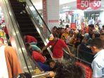 evakuasi-tangan-korban-terjepit-di-eskalataor-dengan-membuka-paksa-eskalator-di-plaza-andalas.jpg