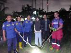 evakuasi-ular-dari-sumur-warga-di-Padang-Utara-7112025.jpg