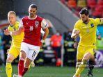 florian-grillitsch-tengah-berebut-bola-dengan-bek-ukraina-oleksandr-zinchenko-kiri.jpg