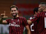 gelandang-ac-milan-hakan-calhanoglu-merayakan-gol-kontra-bologna-p.jpg