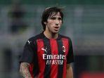gelandang-bertahan-milik-ac-milan-sandro-tonali.jpg