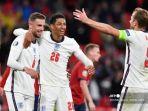 gelandang-inggris-jordan-henderson-kiri-melakukan-selebrasi-dengan-rekan-satu-timnya.jpg