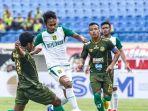 gelandang-persebaya-muhammad-hidayat-berebut-bola.jpg