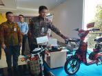 general-manager-pln-uiw-sumatera-barat-bambang-dwiyanto-melihat-motor-listrik.jpg