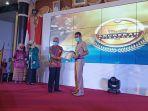 gubernur-sumbar-irwan-prayitno-saat-menerima-penghargaan-tokoh-inspiratif.jpg
