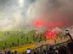 hujan-flare-hingga-kembang-api-terjadi-di-laga-leg-2-Indonesia.jpg