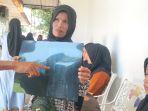 ibu-dan-paman-bela-Cintia-Korban-penembakan-menunjukan-hasil-Rontgen.jpg