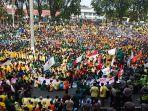 ibuan-mahasiswa-yang-tergabung-dalam-aliansi-bem-sumbar.jpg