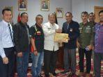 ikatan-keluarga-minang-riau-menyerahkan-bantuan-untuk-perantau-minang.jpg