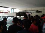 jenazah-mesy-awlia-hendak-dibawa-dengan-ambulans.jpg