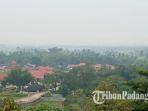 kabut-asap-tampak-menyelimuti-kota-padang-sumatera-barat-senin-2392019.jpg