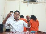 kanit-reskrim-polsek-kuranji-ipda-budi-utama-saat-memperlihat-barang-bukti-jenis-sabu.jpg