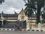 kantor-gubernur-sumbar-berada-di-jalanjpg.jpg
