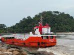 kapal-pengangkut-BBM-yang-terseret-arus-dari-Muaro-Batang-Arau-hingga-ke-pan.jpg