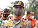 kapolda-sumatera-barat-irjen-pol-teddy-minahasa-putra-saat-diwawancarai-wartawan.jpg