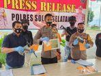 kapolres-solok-selatan-akbp-tedy-purnanto-saat-memperlihatkan-barang-bukti.jpg