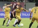 kapten-bhayangkara-fc-indra-kahfi-ardhiyaksa-berduel-dengan-striker-psm-makassar.jpg