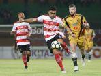 kapten-madura-united-fabiano-beltrame-saat-tampil-dalam-pertandingan-liga-1-melawan-mitra-kukar.jpg