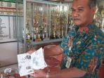 kepala-sdn-1-patukangan-kendal-saat-memperlihatkan-komik-hasil-sitaan-dari-siswa.jpg
