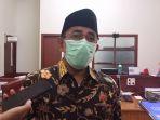 ketua-bawaslu-sumbar-surya-elfitrimen-saat-ditemui-di-kantor-bawaslu-selasa-27102020.jpg
