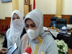 ketua-dprd-kota-pariaman-fitri-nora-saat-ditemui-wartawan.jpg