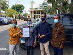 ketua-komisioner-pemilihan-umum-kpu-sumatera-barat-sumbar-amnasmen-berfoto.jpg