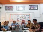 ketua-kpu-sumbar-dan-jajaran-menyambut-kedatangan-emak-emak-dan-mengajak-berdikusi-bersama-selasa.jpg