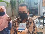 komisioner-kpu-sumbar-gebril-daulay-saat-diwawancara-awak-media-kamis-392020.jpg