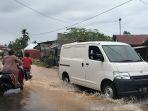 kondisi-banjir-di-jalan-kurao-kapalo-banda-kelurahan-sungai-sapih-kota-padang-kamis-3092021.jpg