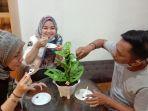 kue-berbentuk-tanaman-janda-bolong-saat-dimakan.jpg