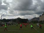 latihan-sore-semen-padang-fc-menggunakan-setengah-lapangan-pemain-dibagi-2-tim-5-orang-per-tim.jpg