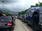 macet-panjang-di-jalur-padang-bukittinggi-di-kabupaten.jpg