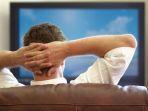 malas-duduk-nonton-televisi-capek.jpg