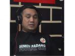 manajer-semen-padang-fc-effendi-syahputra-saat-podcast-di-spfc-tv.jpg
