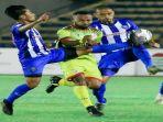 mario-tengah-diapit-oleh-2-pemain-psps-saat-mengejar-bola.jpg