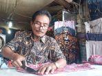 marzaini-61-seorang-tukang-jahit-di-kawasan-padang-theater-pasar-raya-padang.jpg