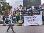 massa-aksi-dari-ormas-dan-mahasiswa-dari-sejumlah-kampus-di-Sumbar-mela.jpg