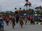 massa-demonstran-saat-merangsak-ke-halaman-dprd-mimika.jpg